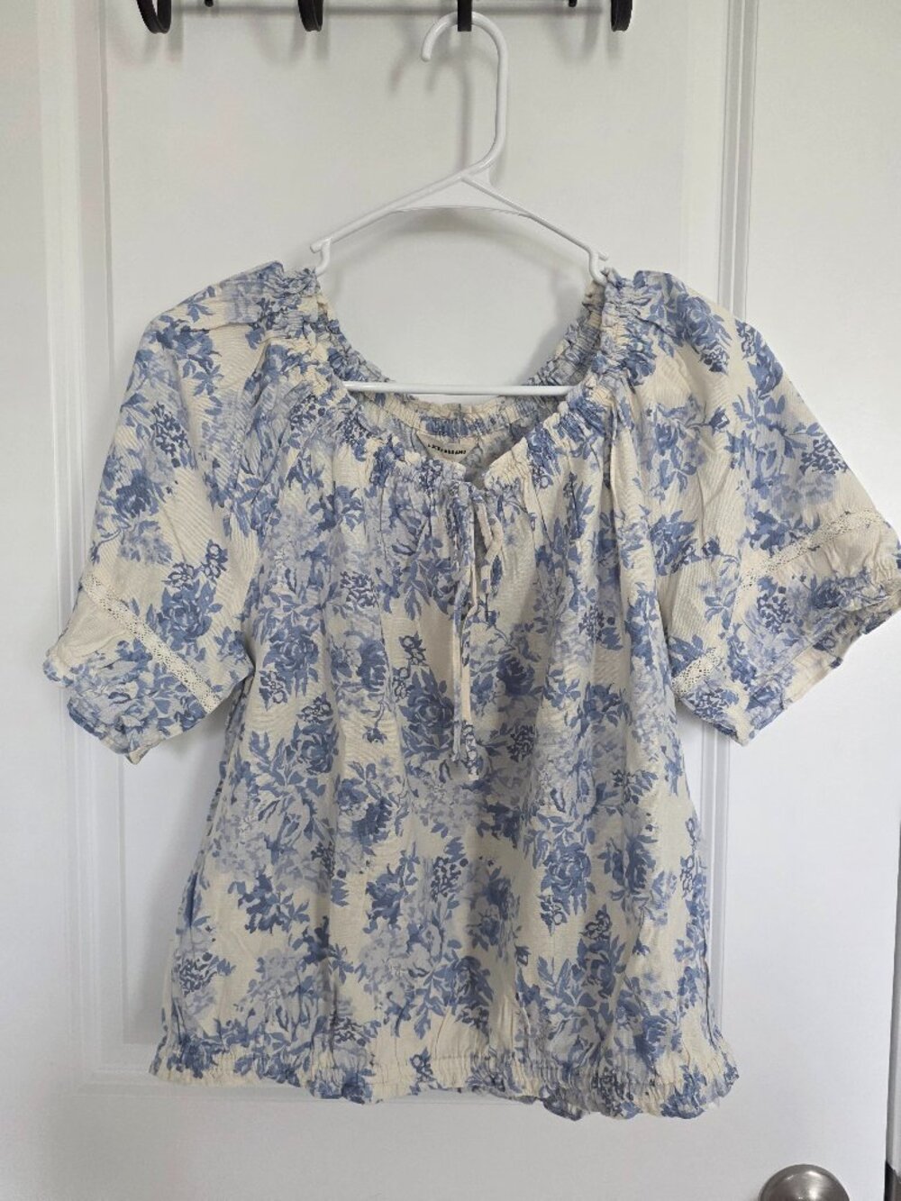 Lucky Brand Cream & Blue Floral Top - Size Large